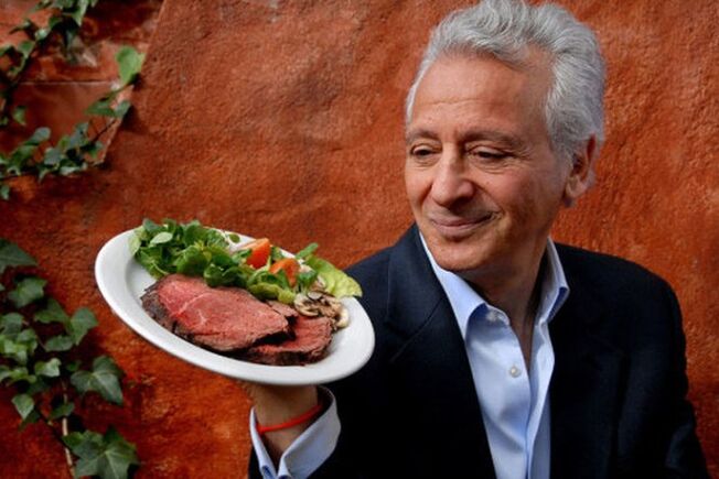 Pierre Ducan con un plato de carne y verduras