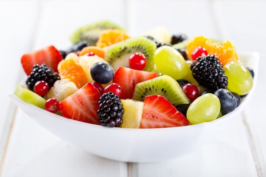 Ensalada de frutas en la dieta favorita. 